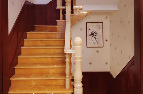 和静中式别墅室内汉白玉石楼梯的定制安装装饰效果